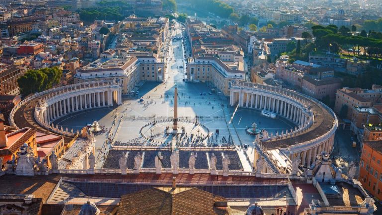 Place Saint-Pierre : voyage au cœur de la merveille architecturale du Vatican