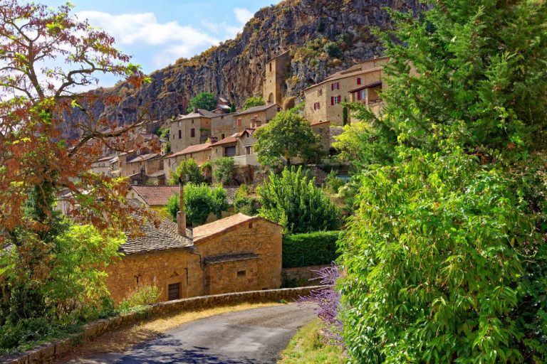 Peyre, village suspendu en Aveyron : falaises, Tarn et viaduc, un panorama rare