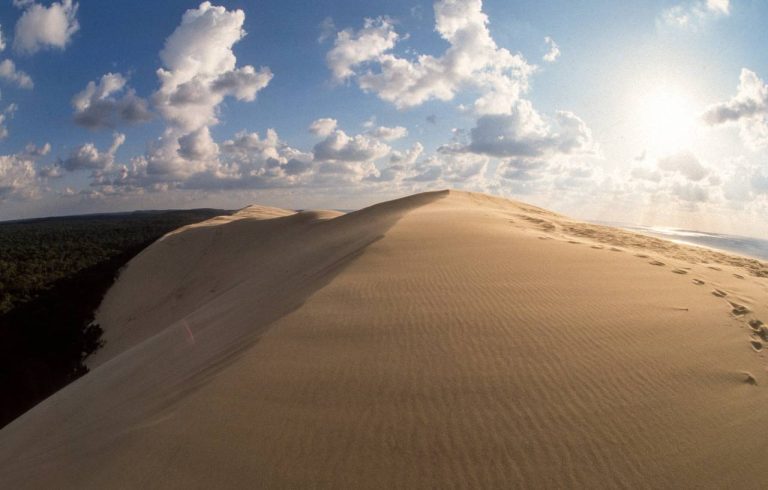 La Dune du Pilat : L'incroyable monstre de sable d'Europe qui défie la gravité et laisse des millions de touristes bouche bée chaque été !