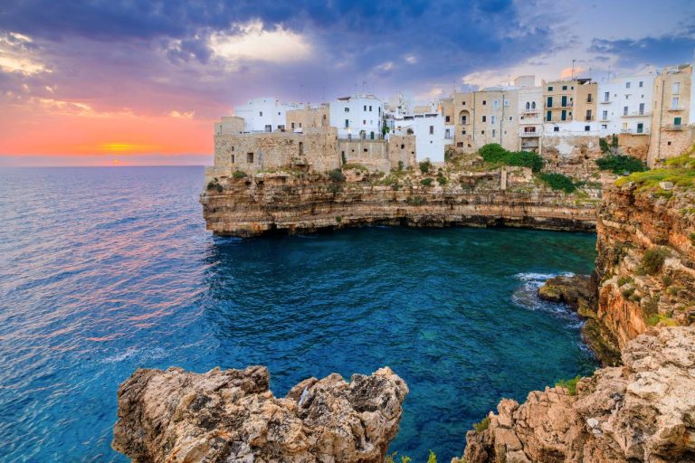 Ce village italien perché au-dessus de l’Adriatique est l’un des joyaux les plus spectaculaires des Pouilles