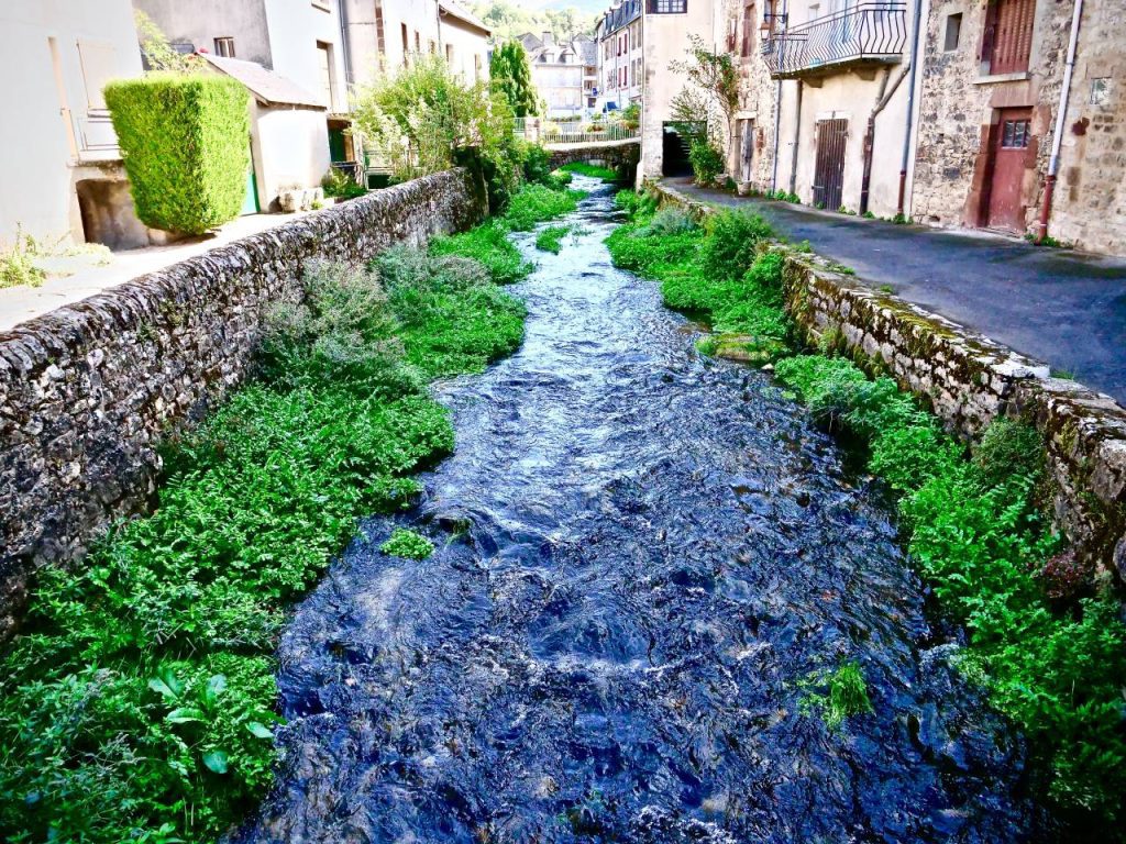 La Canourgue : découvrez pourquoi cette cité lozérienne fascine par ses canaux et son charme authentique