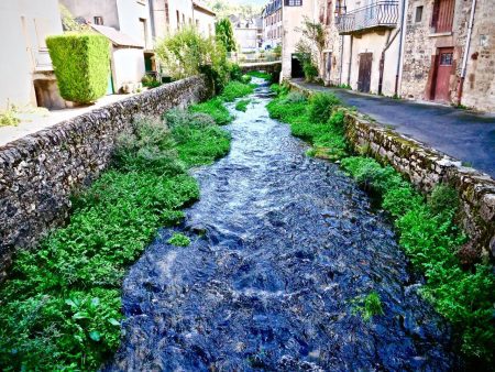 La Canourgue : découvrez pourquoi cette cité lozérienne fascine par ses canaux et son charme authentique
