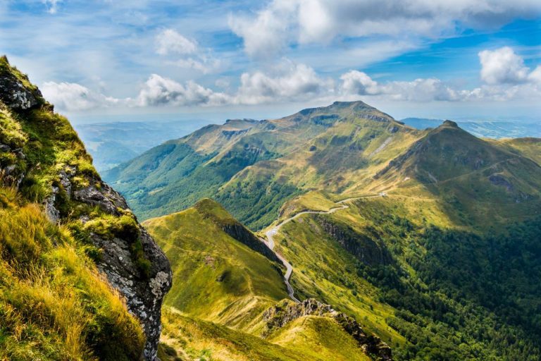 Dans le Massif central, l’Auvergne révèle des trésors cachés et paysages spectaculaires que la plupart des touristes ignorent encore aujourd’hui