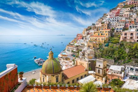 Positano en Italie semble défier la gravité avec ses habitations colorées accrochées aux parois abruptes