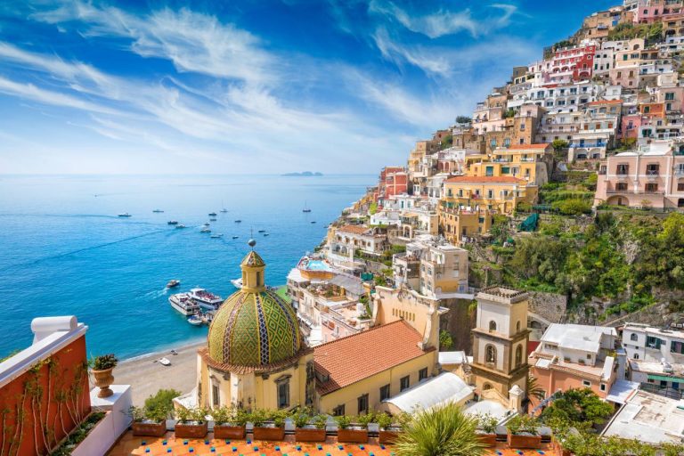 Positano en Italie semble défier la gravité avec ses habitations colorées accrochées aux parois abruptes
