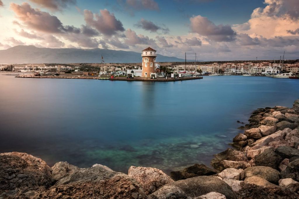Personne ne vous parle d’Almerimar en Andalousie, pourtant cette station balnéaire est idéale pour une pause de rêve