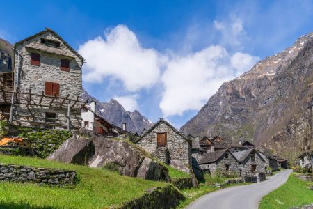 Découvrez Cevio en Suisse : un village traditionnel en pierre qui semble figé dans un décor apaisant et magique