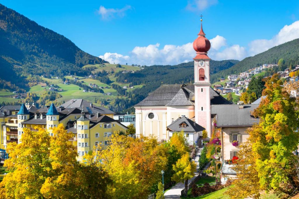 Ortisei : le cœur vivant de Val Gardena dans le Tyrol du Sud