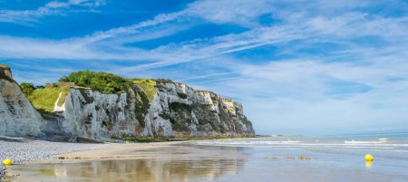 Falaises, pins et air marin : ces plages normandes sont de véritables refuges contre la chaleur Falaises, pins et air marin : ces plages normandes sont de véritables refuges contre la chaleur