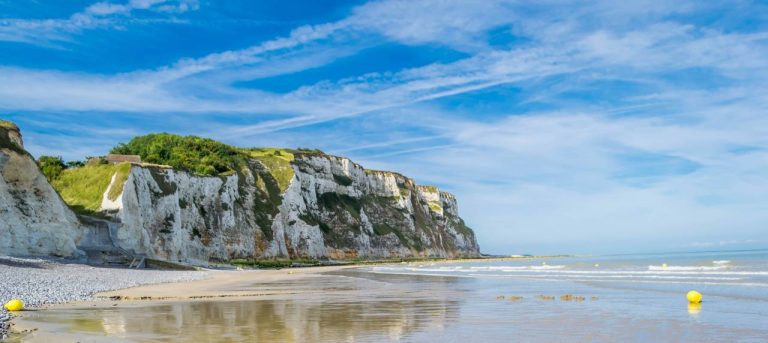 Falaises, pins et air marin : ces plages normandes sont de véritables refuges contre la chaleur
