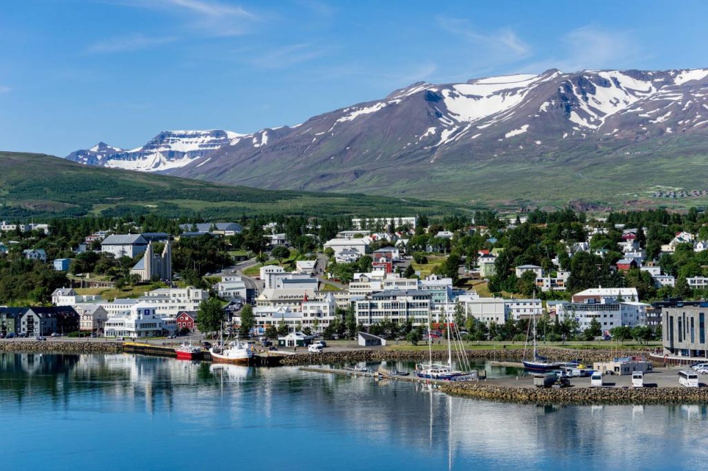 Akureyri, la Capitale du Nord de l’Islande nichée au fond du fjord Eyjafjörður Akureyri, la Capitale du Nord de l'Islande nichée au fond du fjord Eyjafjörður
