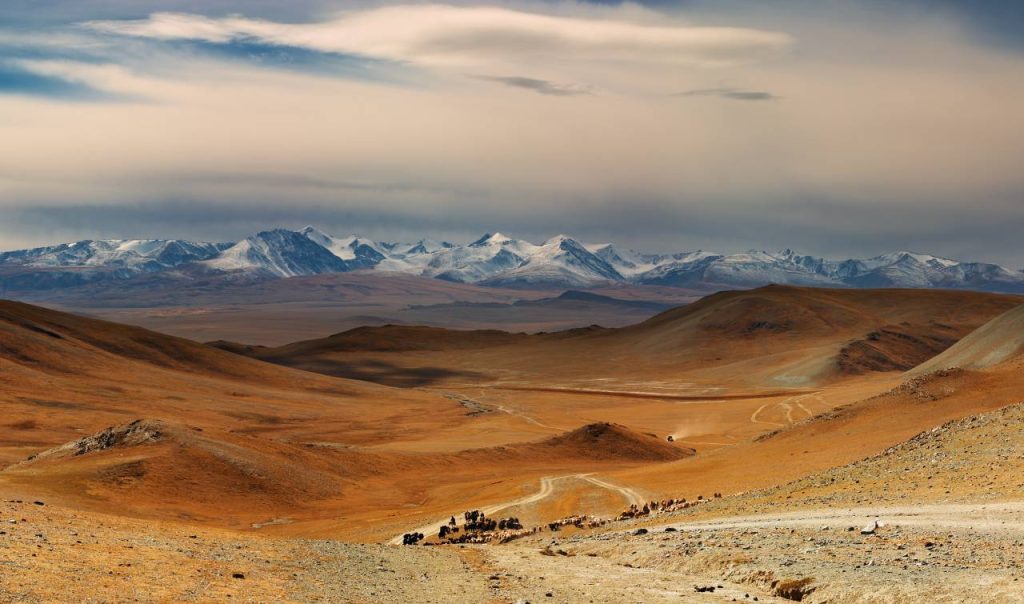 Steppe infinie, dunes géantes et lacs sauvages : ce pays d’Asie offre des paysages parmi les plus spectaculaires au monde Steppe infinie, dunes géantes et lacs sauvages : ce pays d’Asie offre des paysages parmi les plus spectaculaires au monde