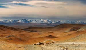 Steppe infinie, dunes géantes et lacs sauvages : ce pays d’Asie offre des paysages parmi les plus spectaculaires au monde Steppe infinie, dunes géantes et lacs sauvages : ce pays d’Asie offre des paysages parmi les plus spectaculaires au monde