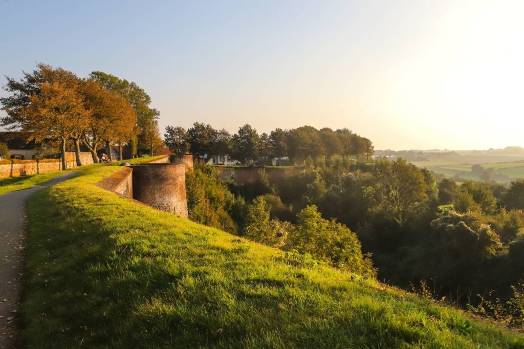 Montreuil-sur-Mer : une cité médiévale perchée entre remparts et campagne picarde Montreuil-sur-Mer : une cité médiévale perchée entre remparts et campagne picarde
