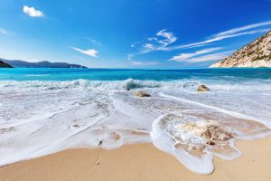En Grèce, ces 5 plages secrètes séduisent ceux qui fuient les foules estivales En Grèce, ces 5 plages secrètes séduisent ceux qui fuient les foules estivales