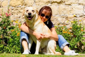 Vacances avec son chien : les conseils essentiels pour profiter de la montagne comme du bord de mer