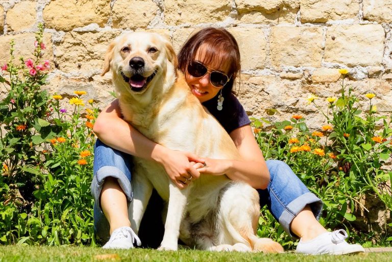 Vacances avec son chien : les conseils essentiels pour profiter de la montagne comme du bord de mer
