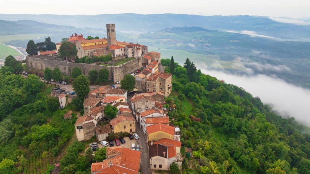 Ce village croate méconnu domine les collines d'Istrie et cache un patrimoine exceptionnel