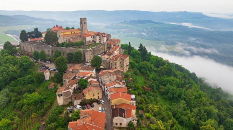 Ce village croate méconnu domine les collines d'Istrie et cache un patrimoine exceptionnel