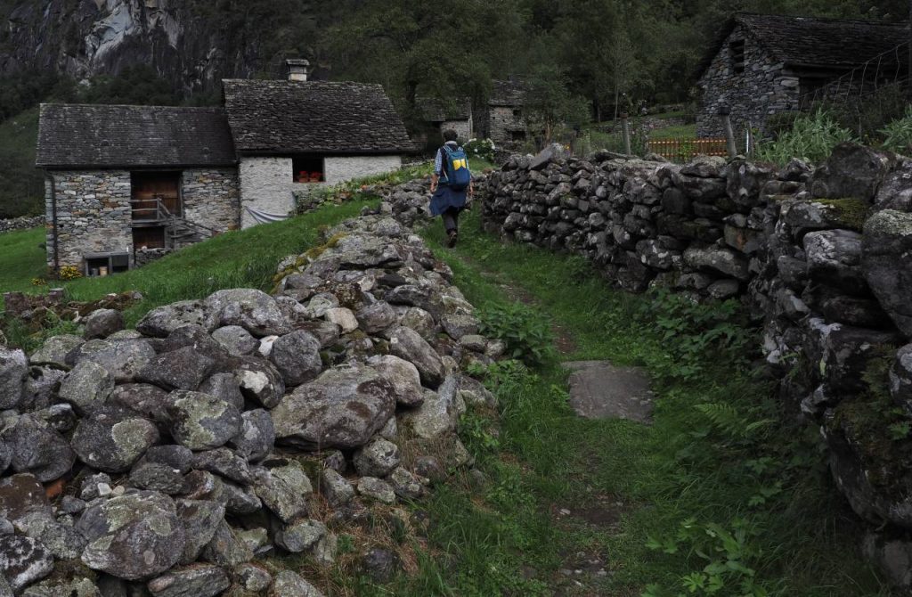 Entre montagnes, vieilles pierres et nature sauvage, ce village suisse est une merveille à découvrir Entre montagnes, vieilles pierres et nature sauvage, ce village suisse est une merveille à découvrir