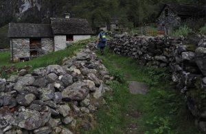 Entre montagnes, vieilles pierres et nature sauvage, ce village suisse est une merveille à découvrir Entre montagnes, vieilles pierres et nature sauvage, ce village suisse est une merveille à découvrir