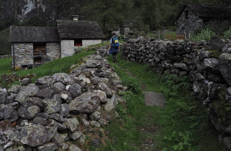 Entre montagnes, vieilles pierres et nature sauvage, ce village suisse est une merveille à découvrir Entre montagnes, vieilles pierres et nature sauvage, ce village suisse est une merveille à découvrir