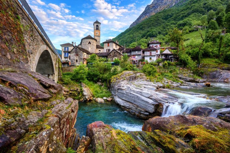 Entre rivière cristalline, pont de pierre et montagnes, Lavertezzo est l’une des plus belles escapades de Suisse Entre rivière cristalline, pont de pierre et montagnes, Lavertezzo est l'une des plus belles escapades de Suisse