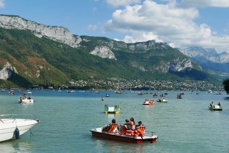 Avec ses eaux turquoise, le lac d’Annecy est l’une des plus belles escapades familiales de l’été Avec ses eaux turquoise, le lac d'Annecy est l'une des plus belles escapades familiales de l'été