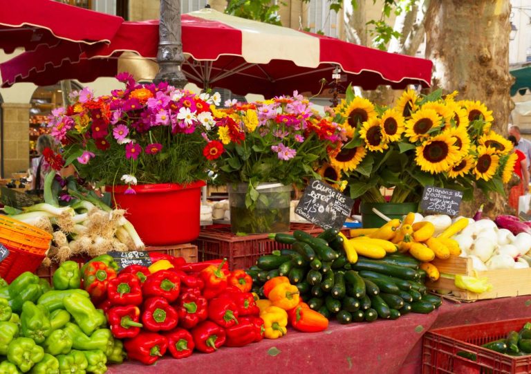 Couleurs, senteurs et produits du terroir : les 6 marchés provençaux qui valent le détour marché provence