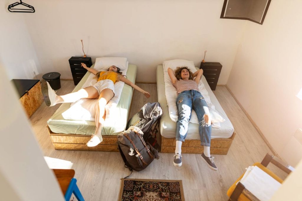 Auberge de jeunesse : bon plan ou vraie contrainte selon votre profil de voyageur ?