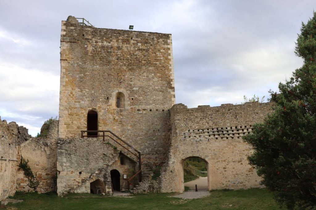 Rochefort-en-Valdaine : le village médiéval qui cache un château-fort d'exception en Drôme Provençale