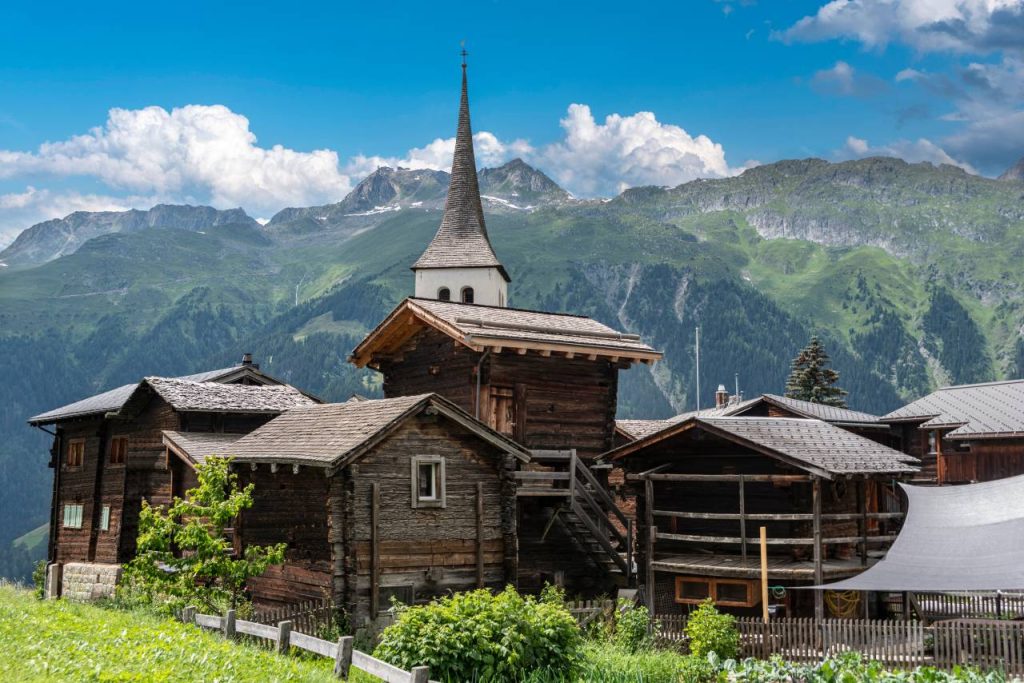Niché dans les montagnes suisses, ce village du Valais est un véritable trésor caché Niché dans les montagnes suisses, ce village du Valais est un véritable trésor caché